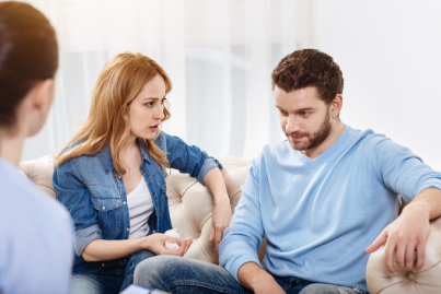 Mujer habla con su pareja en una sesión con una psicóloga