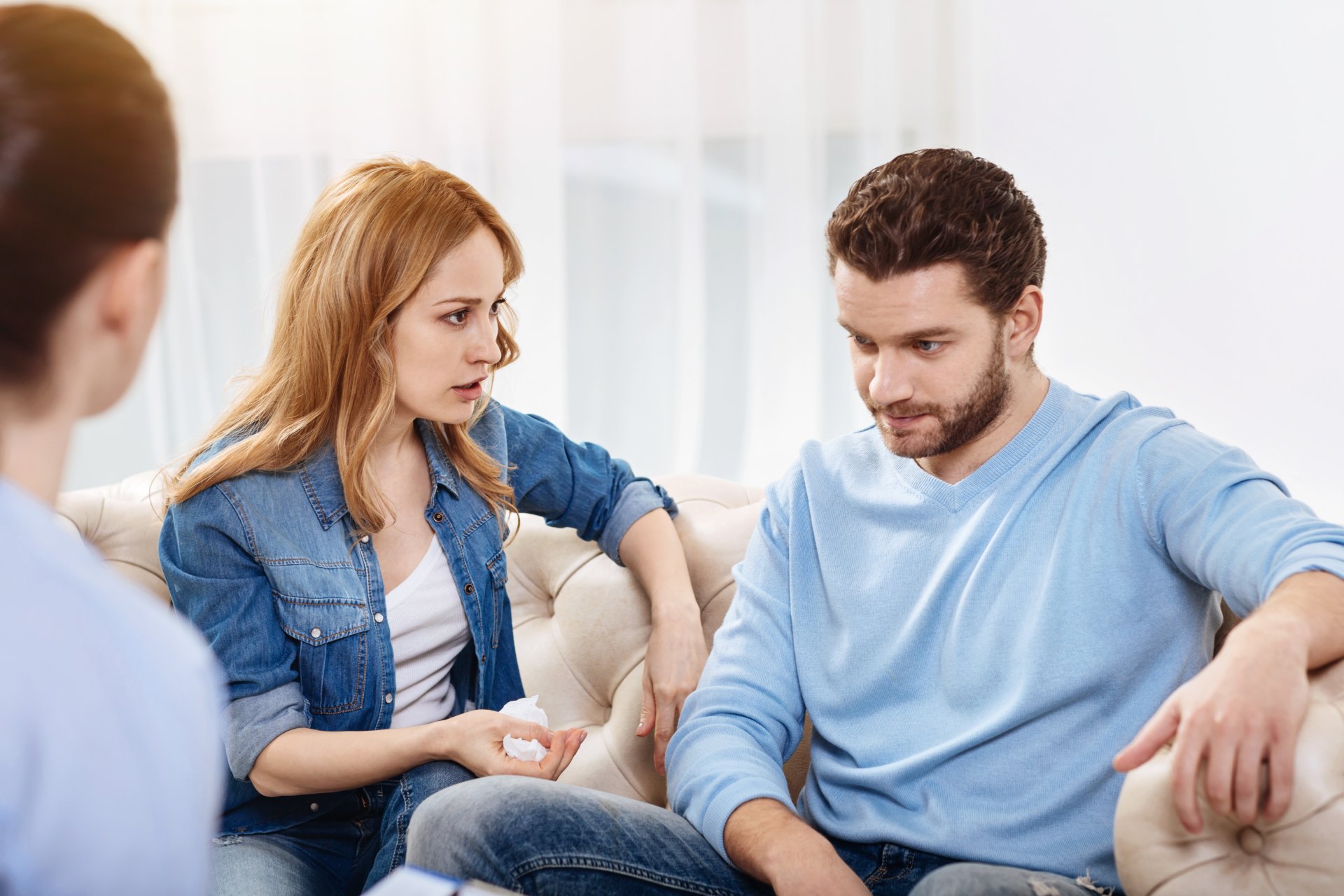 Mujer habla con su pareja en una sesión con una psicóloga